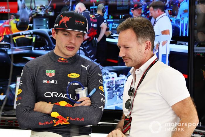 Max Verstappen, Red Bull Racing, habla con su jefe de equipo, Christian Horner