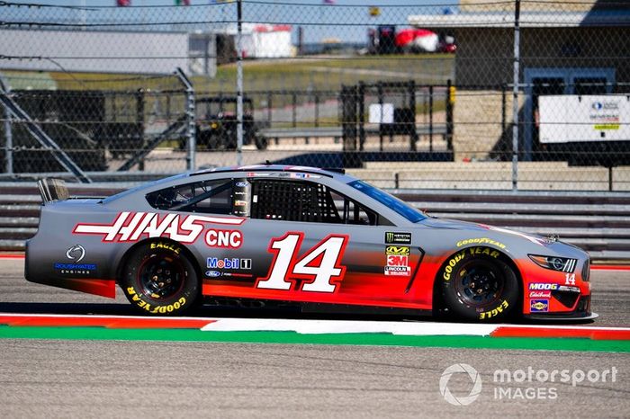 Kevin Magnussen, Haas F1 Team, y Romain Grosjean, Haas F1 Team, se turnan para pilotar en una NASCAR con Tony Stewart