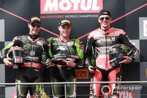 Ganador de la carrera Alex Lowes, Kawasaki Racing Team, segundo lugar Jonathan Rea, Kawasaki Racing Team, tercer lugar Scott Redding, Aruba.it Racing Ducati