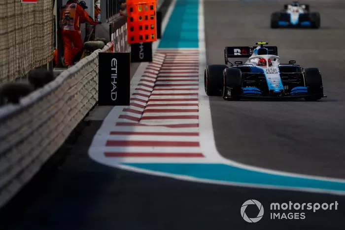 Robert Kubica, Williams FW42, precede George Russell, Williams Racing FW42