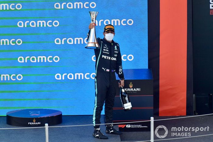 Lewis Hamilton, Mercedes, primera posición, levanta su trofeo