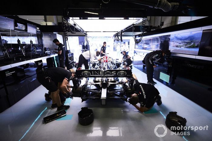 Mecánicos en el garaje con Lewis Hamilton, Mercedes W12