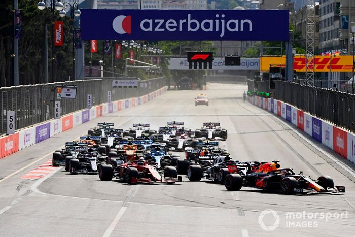 Max Verstappen, Red Bull Racing RB16B, y el pelotón en la primera curva