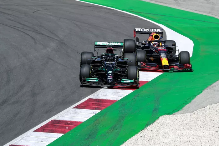 Lewis Hamilton, Mercedes W12, lotta con Max Verstappen, Red Bull Racing RB16B