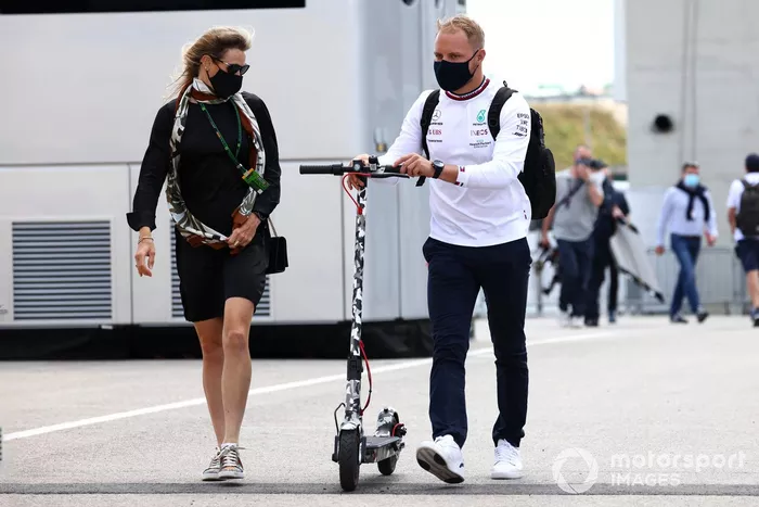 Tiffany Cromwell y Valtteri Bottas, Mercedes, en el paddock