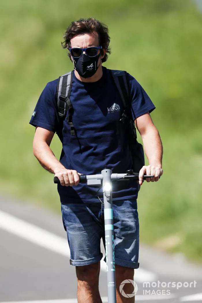 Fernando Alonso, Alpine F1, en un patinete