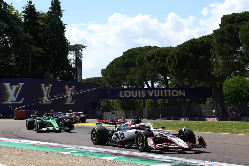 Nico Hulkenberg, Sauber, Esteban Ocon, Haas F1 Team