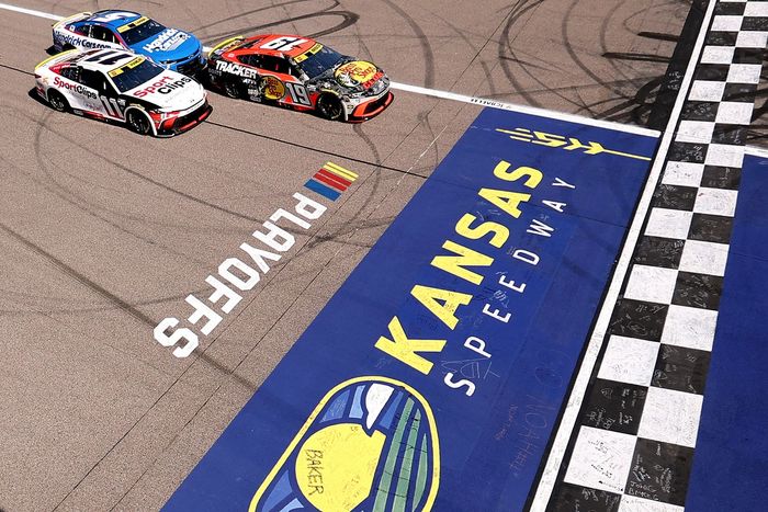 Chase Briscoe, Joe Gibbs Racing Toyota, Denny Hamlin, Joe Gibbs Racing Toyota, Kyle Larson, Hendrick Motorsports Chevrolet