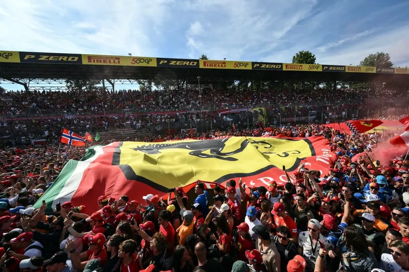 Les supporters et les fans de Ferrari déploient un drapeau Ferrari géant sur la piste.