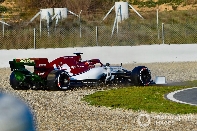 Kimi Raikkonen, Alfa Romeo Racing C38, spins into the gravel on the opening morning of testing