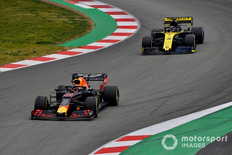 Max Verstappen, Red Bull Racing RB15, precede Daniel Ricciardo, Renault R.S.19