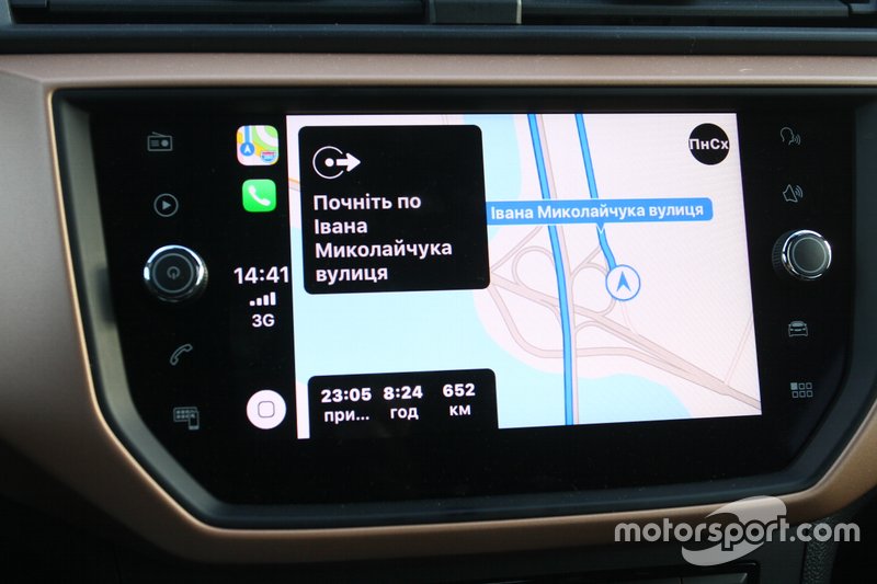 …чи прокласти маршрут у навігації вашого смартфону, мапа та маршрут якого дублюється на екрані навігаційної системи.