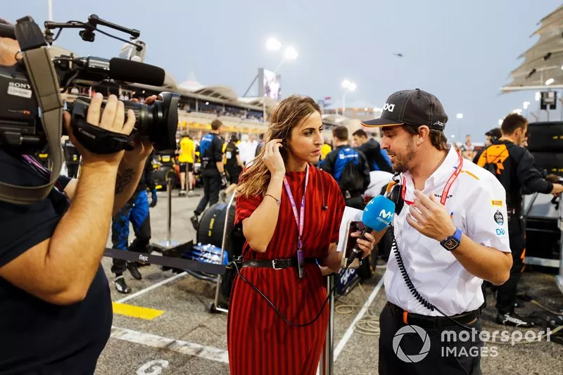 Fernando Alonso, McLaren habla con los medios de comunicación en la parrilla