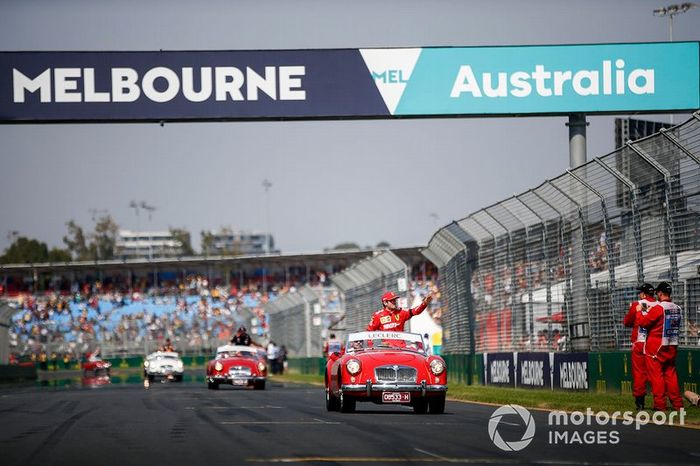 Charles Leclerc, Ferrari, en el desfile de pilotos