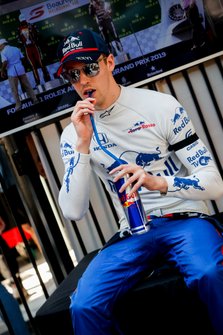 Daniil Kvyat, Toro Rosso avec un brassard noir en hommage à Charlie Whiting
