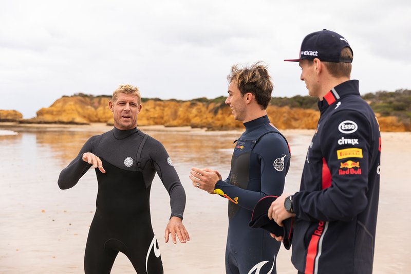 El tres veces campeón del mundo de surf Mick Fanning lleva a Max Verstappen y Pierre Gasly a surfear en Torquay