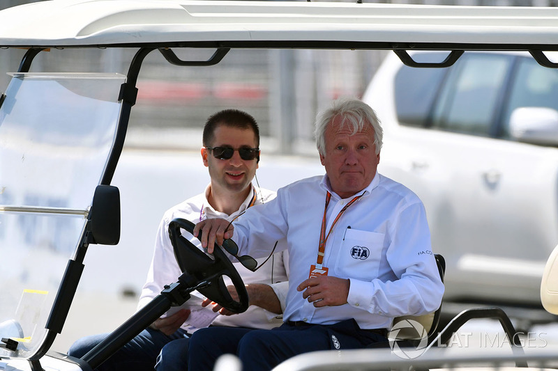 Charlie Whiting: “Há uma grande quantidade de marcas de pneus, como todos viram, então não é preciso muita imaginação para pensar que provavelmente poderia ter tido contato com a cabeça de Leclerc. Mas isso é levemente especulativo.”