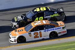 Paul Menard, Wood Brothers Racing Ford Fusion and Jimmie Johnson, Hendrick Motorsports Chevrolet Camaro