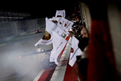 Deuxième place #2 Porsche Team Porsche 919 Hybrid: Timo Bernhard, Earl Bamber, Brendon Hartley