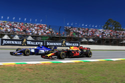 Marcus Ericsson, Sauber C36 en Daniel Ricciardo, Red Bull Racing RB13 in gevecht