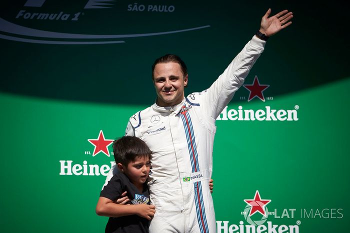 Felipe Massa, Williams, saluda a sus fans locales desde el podio tras su última carrera en casa con su hijo Felipinho