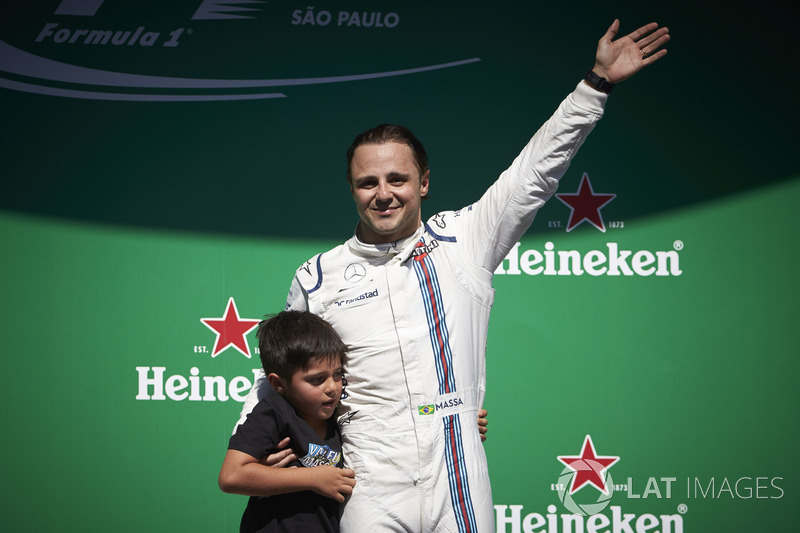 Гонщик Williams Фелипе Масса со своим сыном Филипиньо на подиуме