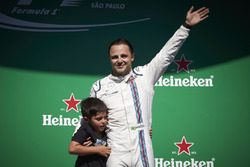 Temporada 2017 - Página 2 F1-brazilian-gp-2017-felipe-massa-williams-with-his-son-felipinho-waves-to-his-home-fans-f