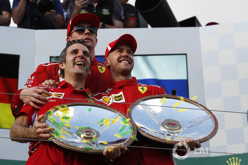Le vainqueur Sebastian Vettel, Ferrari fête sa victoire sur le podium avec Kimi Raikkonen, Ferrari et les trophées