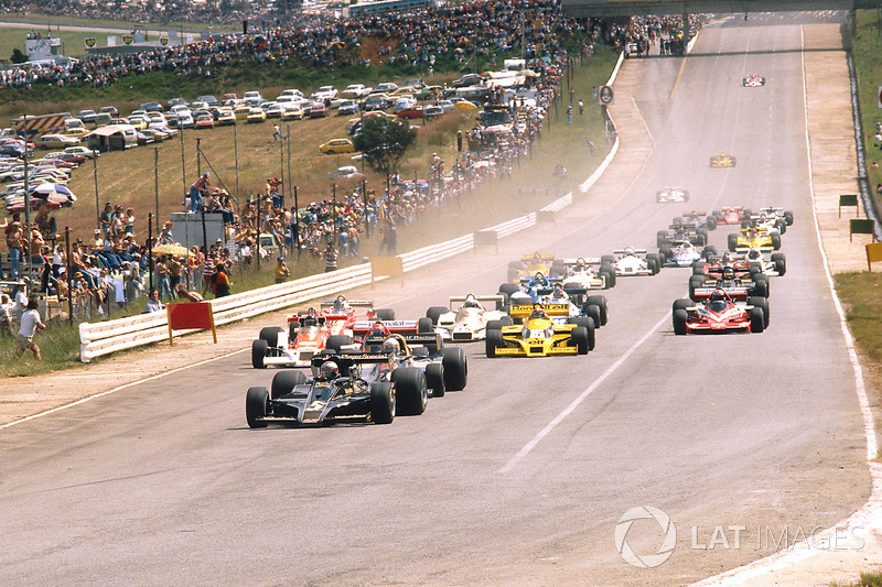 Mario Andretti, Lotus 78 Ford leads Jody Scheckter, Wolf WR1 Ford, Nikim Lauda, Brabham BT46 Alfa Romeo and James Hunt, McLaren M26 Ford, alla partenza