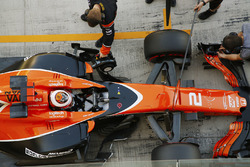 Stoffel Vandoorne, McLaren es atendido por el equipo