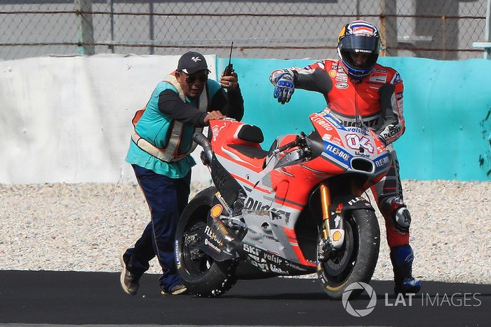 Andrea Dovizioso, Ducati Team, tras caerse