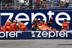 Marshals recover the crashed car of Max Verstappen, Red Bull Racing RB14