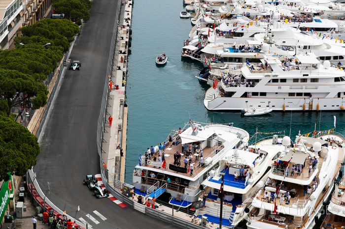 Keke Rosberg lidera a su hijo Nico Rosberg mientras recorren el circuito en sus autos ganadores del título mundial