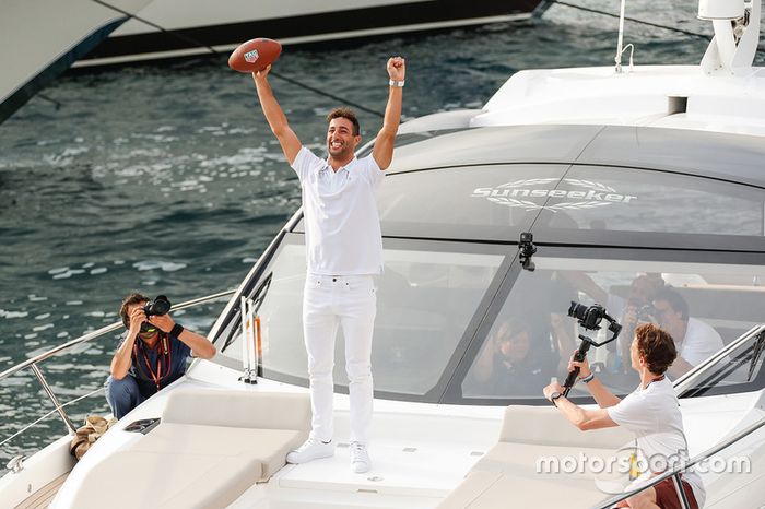 Daniel Ricciardo, Red Bull Racing atrapa un pase del jugador de futbol americano de Tom Brady