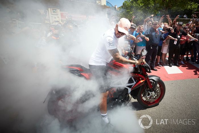 Lewis Hamilton, Mercedes AMG F1, realiza unas donas en una motocicleta