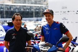 Brendon Hartley, Toro Rosso, and Toyoharu Tanabe, F1 Technical Director, Honda