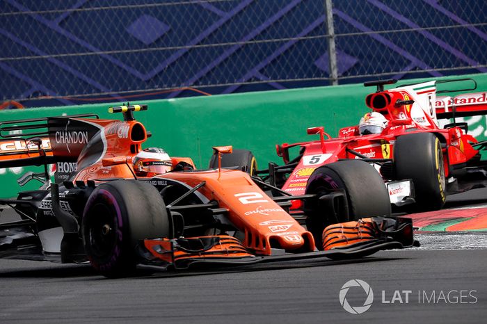 Sebastian Vettel, Ferrari SF70H y Stoffel Vandoorne, McLaren MCL32