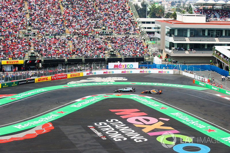 Valtteri Bottas, Mercedes AMG F1 W08, Fernando Alonso, McLaren MCL32