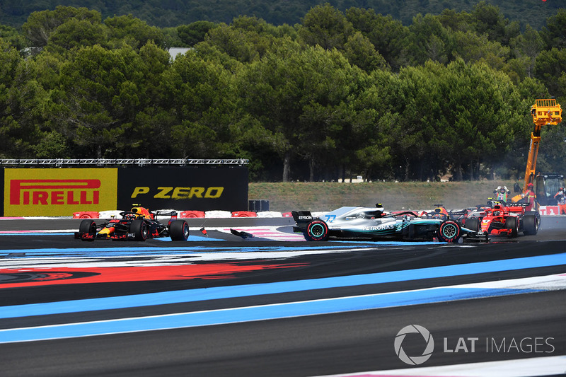Sebastian Vettel, Ferrari SF71H hits Valtteri Bottas, Mercedes-AMG F1 W09 at the start of the race