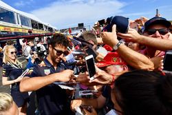 Daniel Ricciardo, Red Bull Racing firma autógrafos para los fanáticos