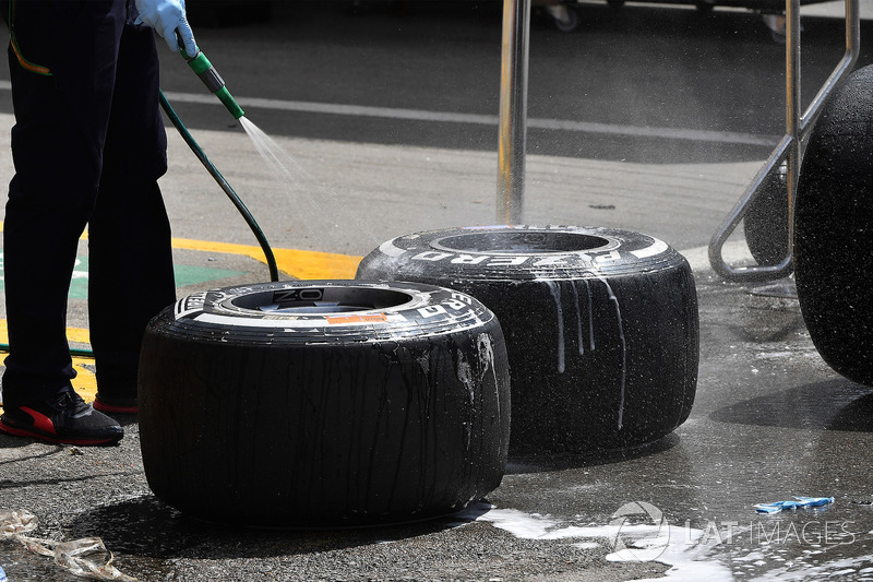 Un mecánico de Red Bull Racing lava los neumáticos Pirelli