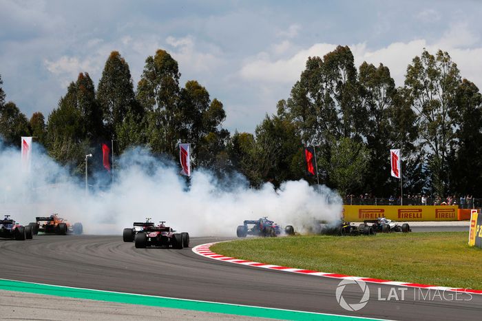 Romain Grosjean, Haas F1 Team VF-18, gira causando un accidente que implica  a Nico Hulkenberg, Renault Sport F1 Team R.S. 18, y Pierre Gasly, Toro Rosso STR13