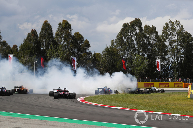 Romain Grosjean, Haas F1 Team VF-18, va in testacoda a centro gruppo, causando un incidente che coinvolge Nico Hulkenberg, Renault Sport F1 Team R.S. 18, e Pierre Gasly, Toro Rosso STR13