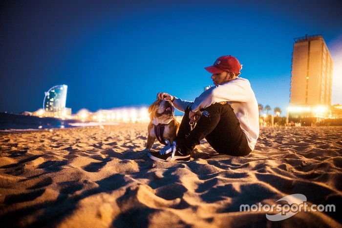 Lewis Hamilton, Mercedes-Benz F1 con Roscoe en la playa