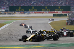 Nico Hulkenberg, Renault Sport F1 Team R.S. 18, Romain Grosjean, Haas F1 Team VF-18