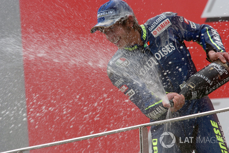 2004: 1. Valentino Rossi, 2. Max Biaggi, 3. Alex Barros