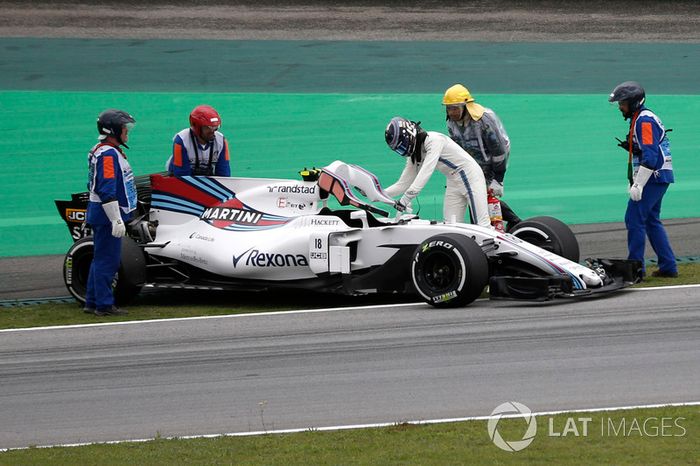 Oficiales recuperan el coche de Lance Stroll, FW40 Williams después de parar en la pista en la PL3