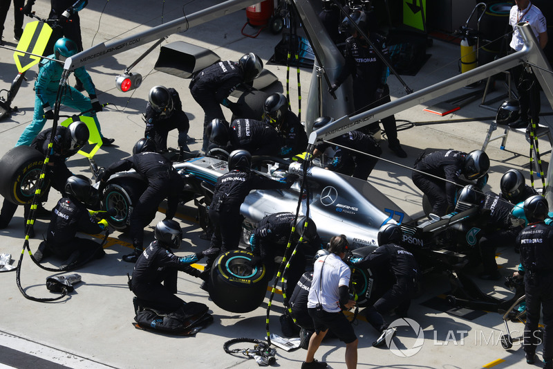 Valtteri Bottas, Mercedes AMG F1 W09, effettua un pit stop