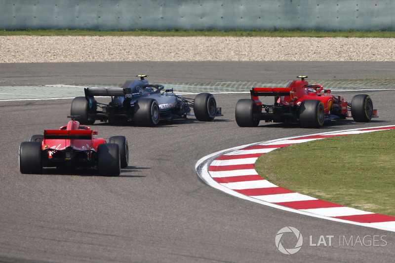 Kimi Raikkonen, Ferrari SF71H, Valtteri Bottas, Mercedes AMG F1 W09, y Sebastian Vettel, Ferrari SF71H