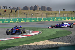 Contatto tra Pierre Gasly, Scuderia Toro Rosso STR13 e Brendon Hartley, Scuderia Toro Rosso STR13
